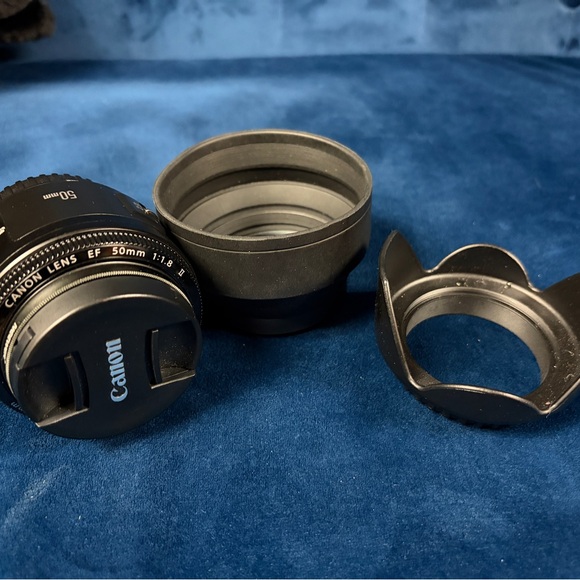 Canon EF 50mm f/1.8 Lens - Black with Accessories - Picture 2 of 5
